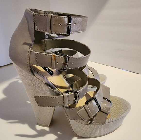Izabella Rue Grey Heels with 4 Silver Buckles - Picture 3 of 6